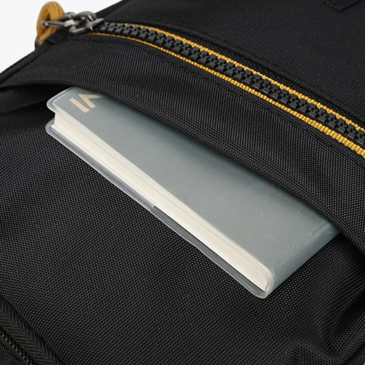 Borsa uomo nera messenger, compatta e versatile per il trasporto essenziale in città.