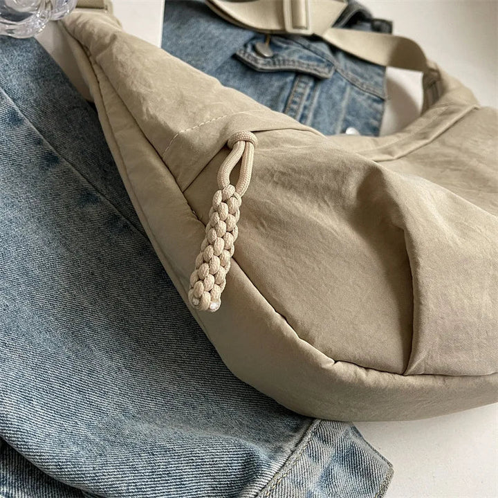 Borsa a tracolla oversize per donna, tessuta in materiale durevole, colore neutro.