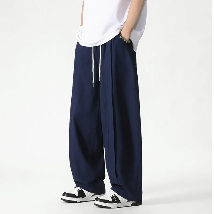 Modello indossa pantaloni jogging uomo a gamba larga, casual e comodi, perfetti per ogni outfit maschile.