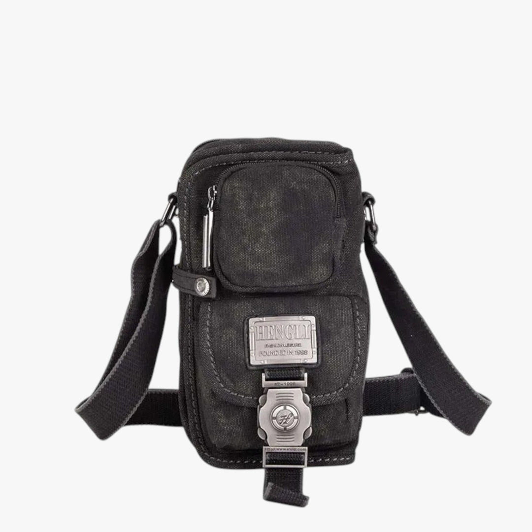 Borsa a tracolla uomo nera multitasche indossata, perfetta per un look dinamico e pratico per la vita in città.