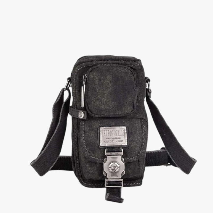 Borsa a tracolla uomo nera multitasche indossata, perfetta per un look dinamico e pratico per la vita in città.
