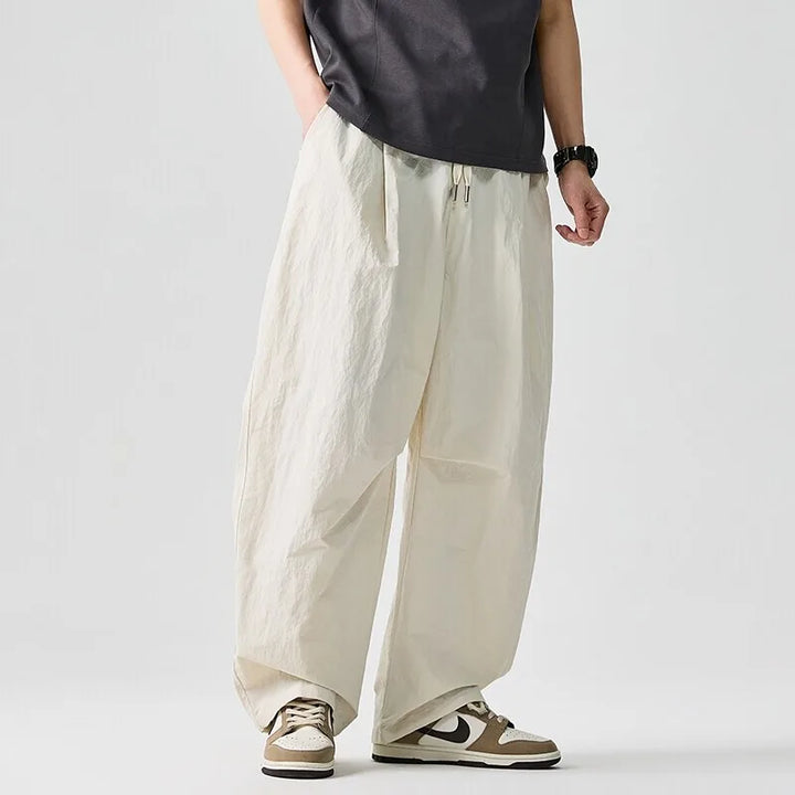 Pantaloni jogger uomo a gamba larga con elastico in vita e coulisse, stile casual-comodo per ogni giorno.