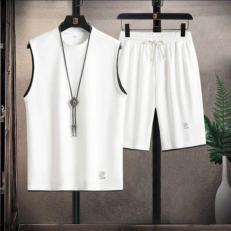 Completo estivo uomo due pezzi: canotta e pantaloncini comodi con coulisse. Abbigliamento casual per l'estate.