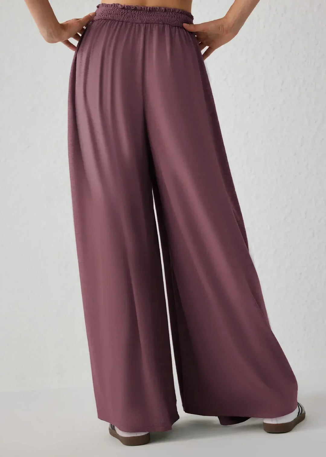 Pantaloni donna estivi, gamba ampia, vita elasticizzata per massimo comfort. Ideali per vacanze.