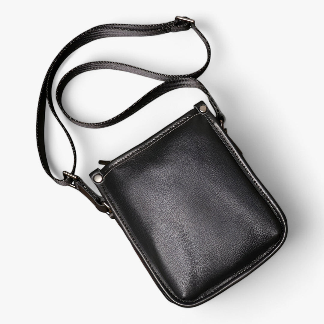 Borsa uomo tracolla nera verticale, design moderno e minimalista, perfetta per un tocco di eleganza urbana.