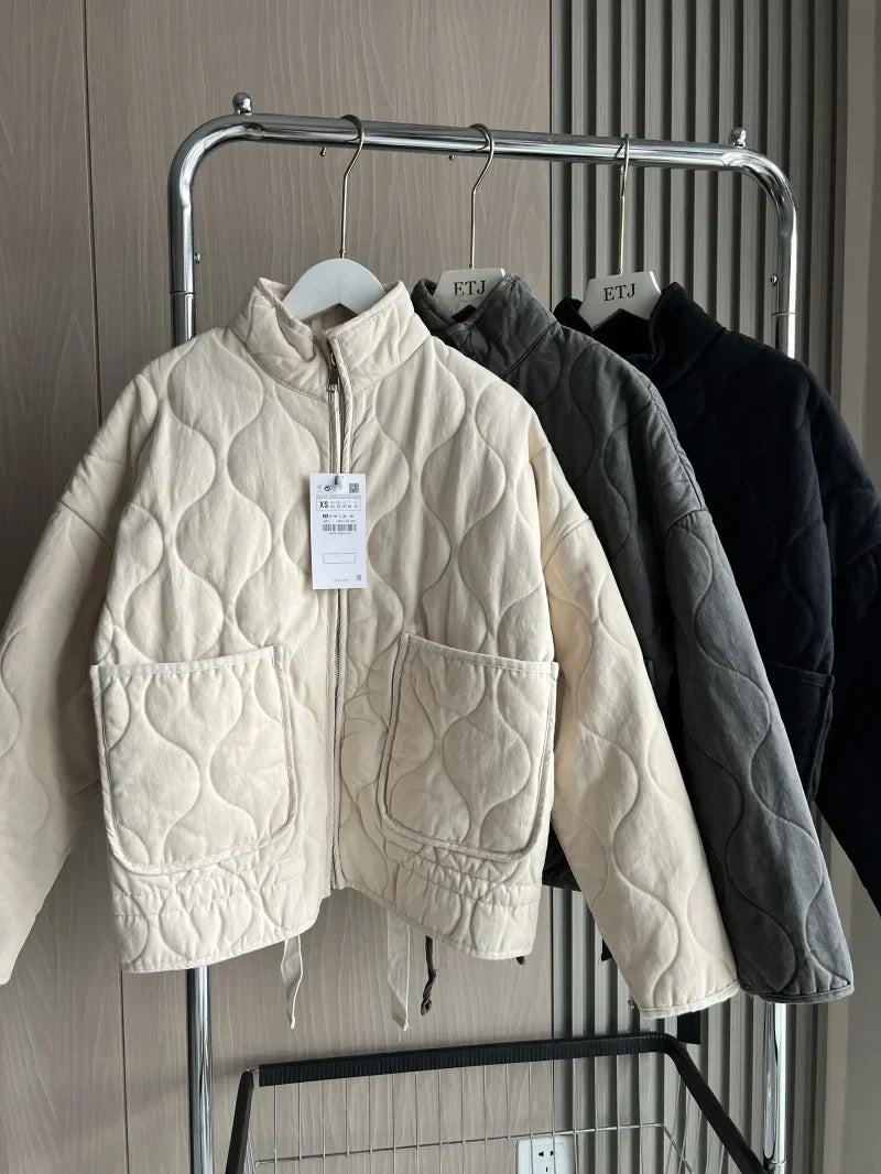 Piumino donna chic con tasche, un capospalla casual ed elegante per il tuo guardaroba primaverile-autunnale.