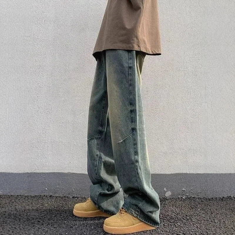 Jeans lunghi e ampi da uomo, stile streetwear autentico. Moda maschile con gamba larga per massimo comfort.