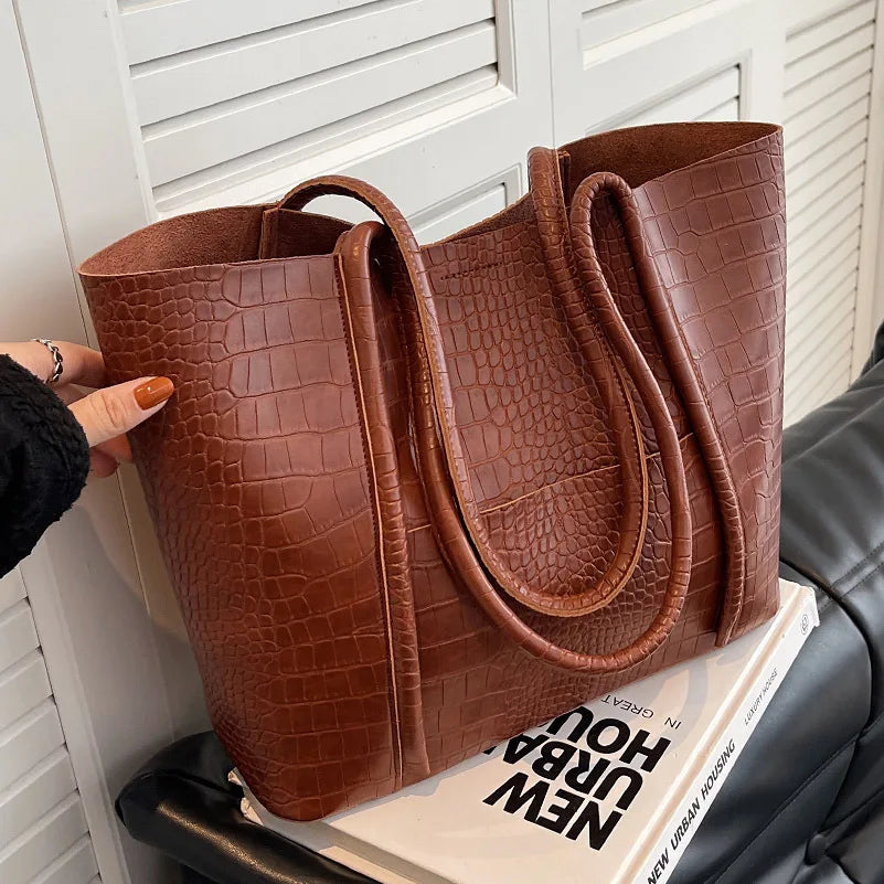 Borsa da giorno a tracolla donna, capiente e chic, in pelle coccodrillo goffrata, stile classico.