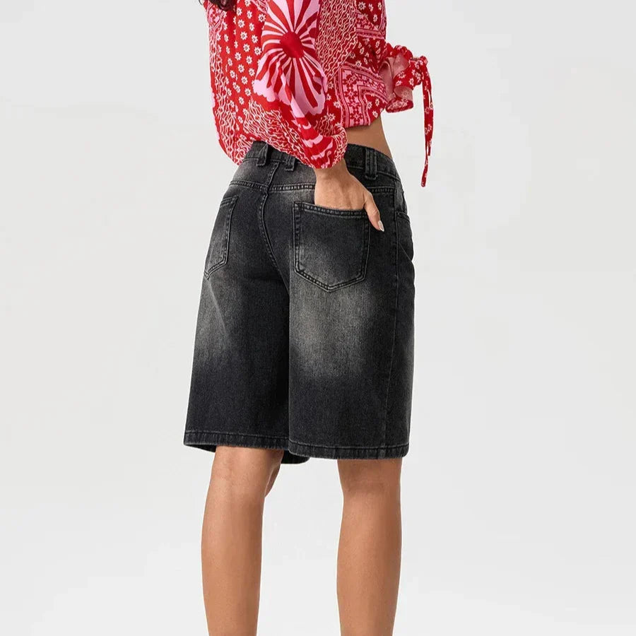 Pantaloncini denim donna vita bassa, stile vintage anni 90, perfetti per l'estate.