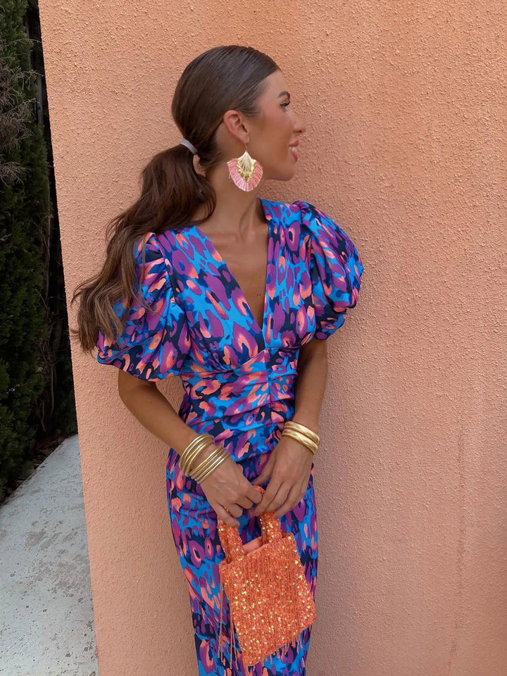 Moda femminile: abito estivo con scollo a V e maniche a sbuffo, vestito midi per un outfit chic.