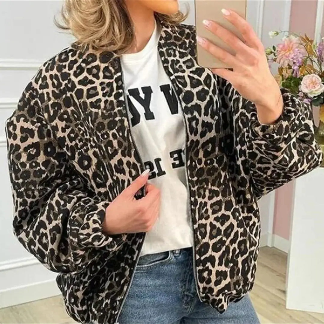 Giubbotto bomber da donna con audace stampa leopardata, per uno stile casual e accattivante.