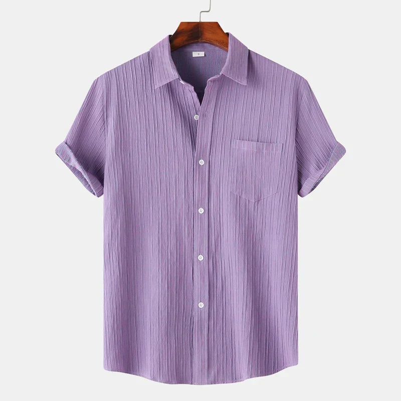 Camicia uomo estiva casual a maniche corte, colletto aperto e bottoni. Perfetta per il relax estivo.