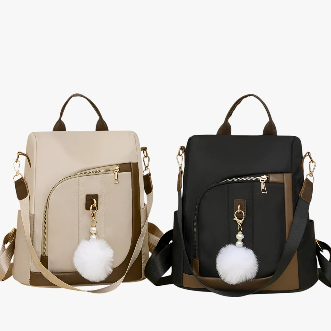 Versatile zaino borsa donna in beige, ideale come zaino da viaggio o borsa casual con pompon.