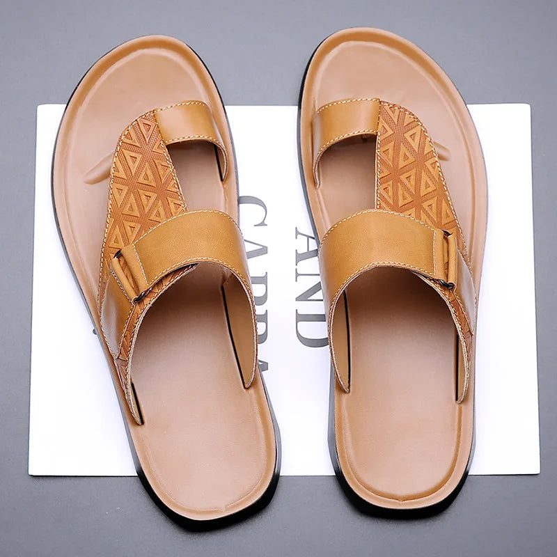 Sandali uomo eleganti e robusti per l'estate, design moderno e versatile. Calzature aperte per moda e comfort.