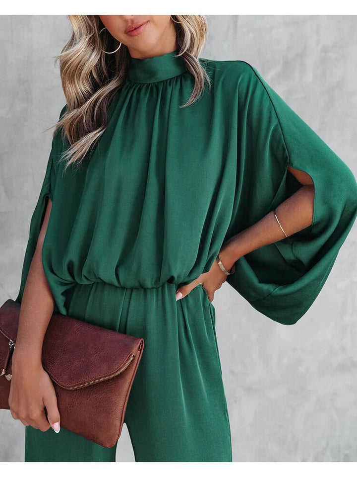 Moderna tuta elegante verde con gamba ampia per donna. Outfit chic e formale per matrimoni e serate speciali.