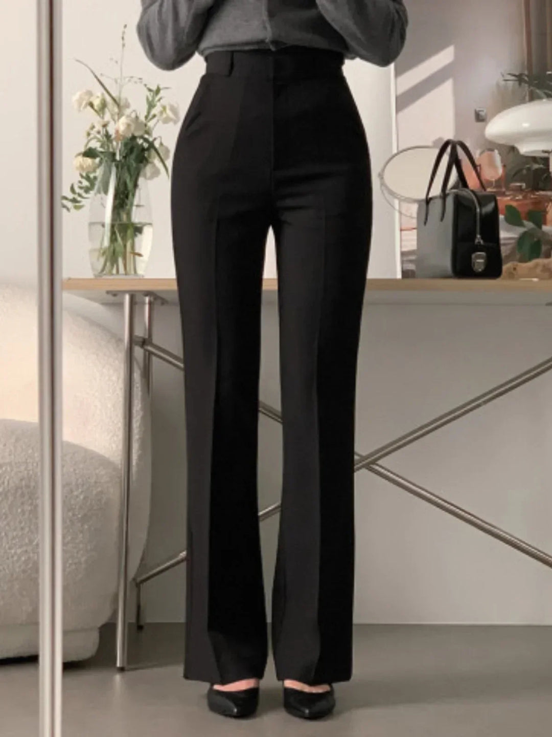 Silhouette fluida: pantaloni donna a gamba larga e vita alta per un look sofisticato e moderno.