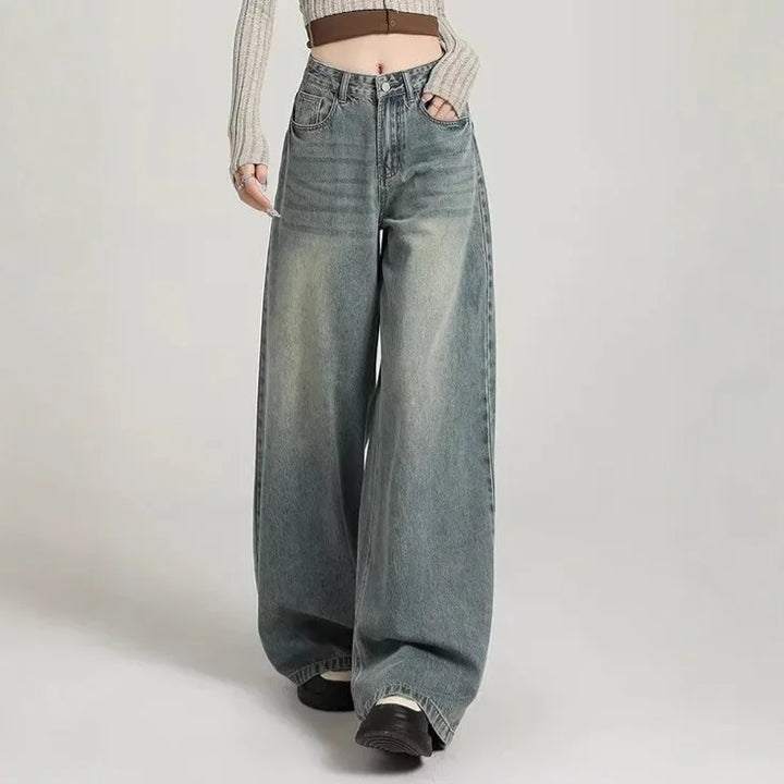 Jeans larghi donna a vita alta grigio, stile moderno ed elegante per un look casual chic. Abbigliamento comodo.