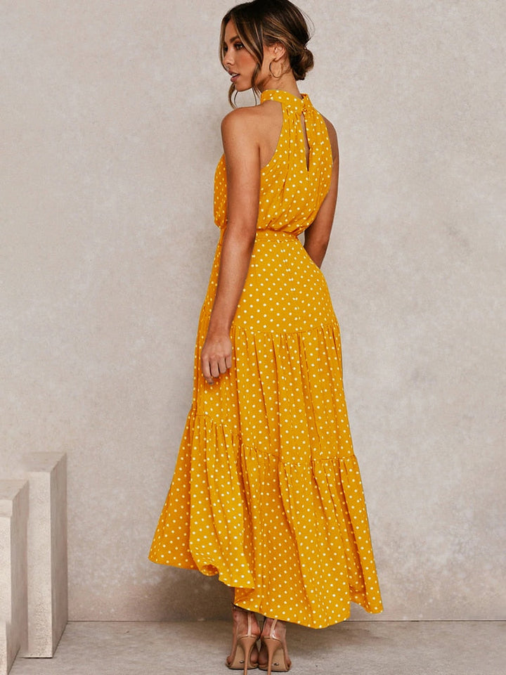 Abito midi svasato a pois da donna, design chic con scollo all'americana. Perfetto per un look estivo alla moda.