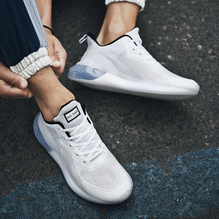 Sneakers uomo leggere, tomaia traspirante, suola ammortizzata. Ideali per comfort quotidiano e camminata sportiva.
