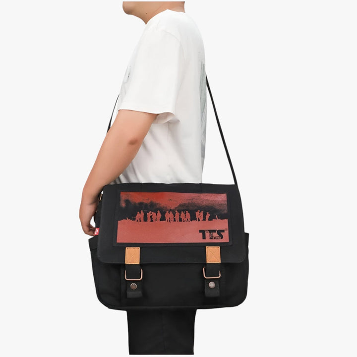 Borsa messenger unisex in tela gialla, design moderno e spazioso, perfetta per gli essenziali quotidiani.