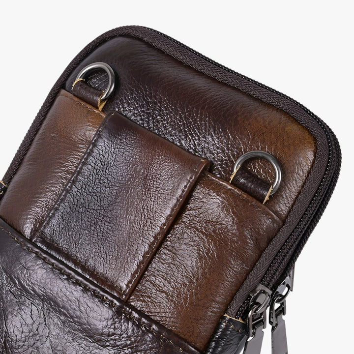 Borsa a tracolla verticale marrone per uomo, accessorio maschile versatile e di tendenza.
