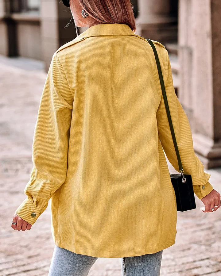Giacca gialla da donna, tessuto velluto a coste, per outfit casual moderni, comoda e perfetta per l'autunno.