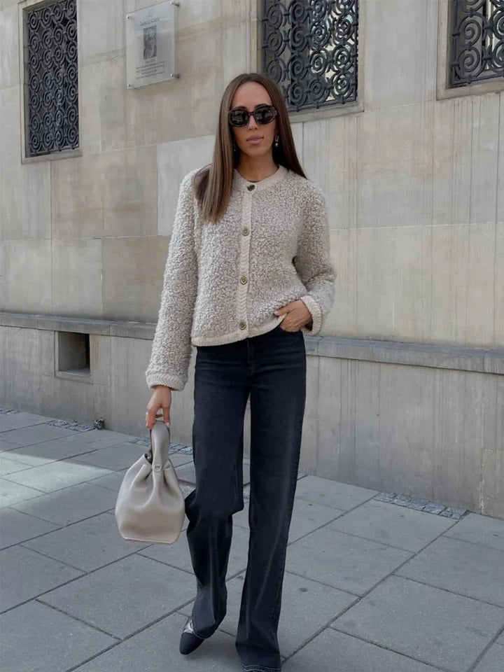 Giacca donna teddy verde, morbida e calda, stile casual con bottoni per comfort autunno.