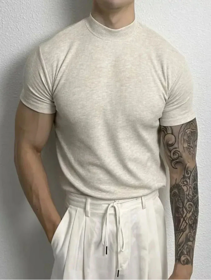 Maglietta estiva uomo manica corta, design slim fit con collo alto. Ideale per sport e look casual.
