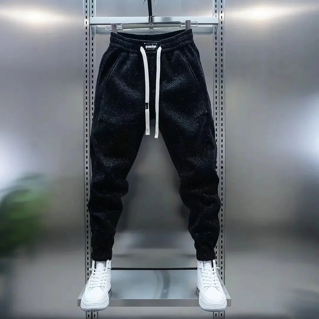 Pantaloni uomo casual slim fit a fantasia con vita elasticizzata. Coulisse per una vestibilità perfetta e massimo comfort sportivo.