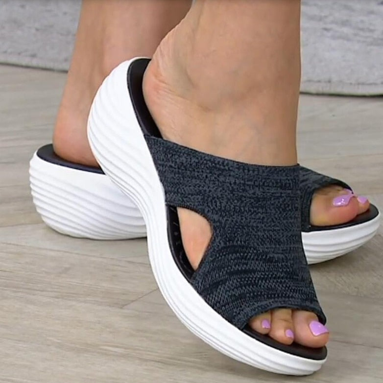 Sandali ortopedici da donna, design casual per massimo comfort e supporto plantare, ideali passeggio estivo.
