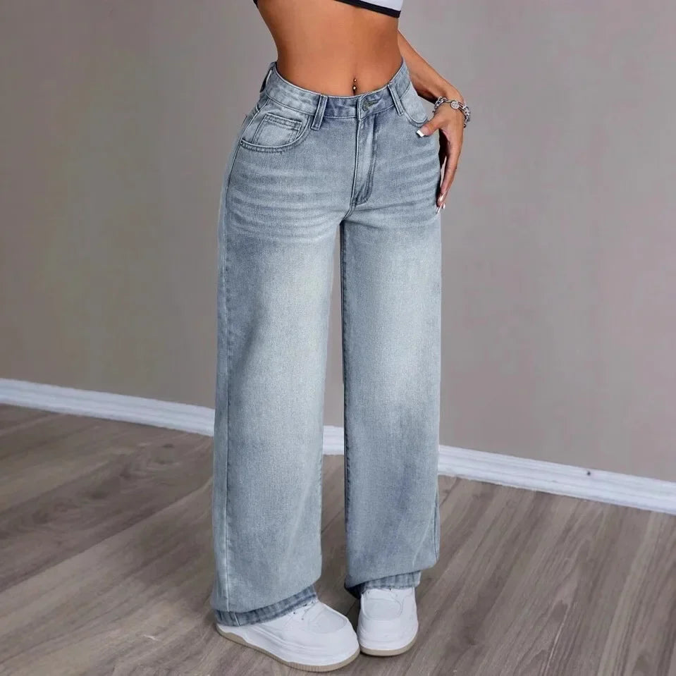 Moda donna: jeans vintage a gamba larga, denim azzurro. Pantaloni a vita alta per uno stile casual e rilassato.