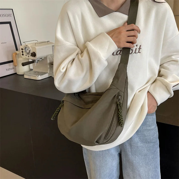 Elegante borsa a tracolla donna con ampio spazio interno e organizer, stile casual.