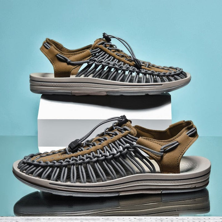 Sandali aperti da uomo per l'estate, intrecciati e traspiranti, offrono stile e comfort casual.