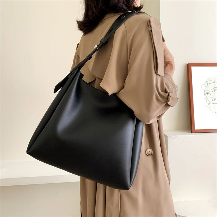 Borsa a tracolla cachi, minimalista e unisex, con tracolla regolabile per comfort.