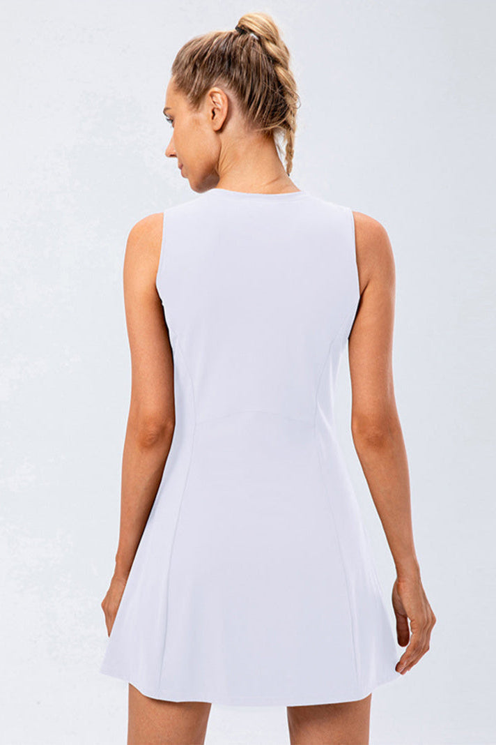 Abito tennis donna versatile, senza maniche, con shorts integrati e tasche utili per le palline.