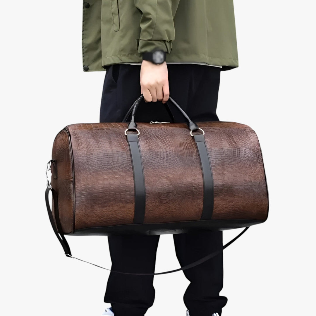 Borsone unisex marrone scuro, con tracolla e manici. Essenziale per viaggi, palestra o come bagaglio a mano.