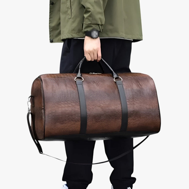 Borsone unisex marrone scuro, con tracolla e manici. Essenziale per viaggi, palestra o come bagaglio a mano.