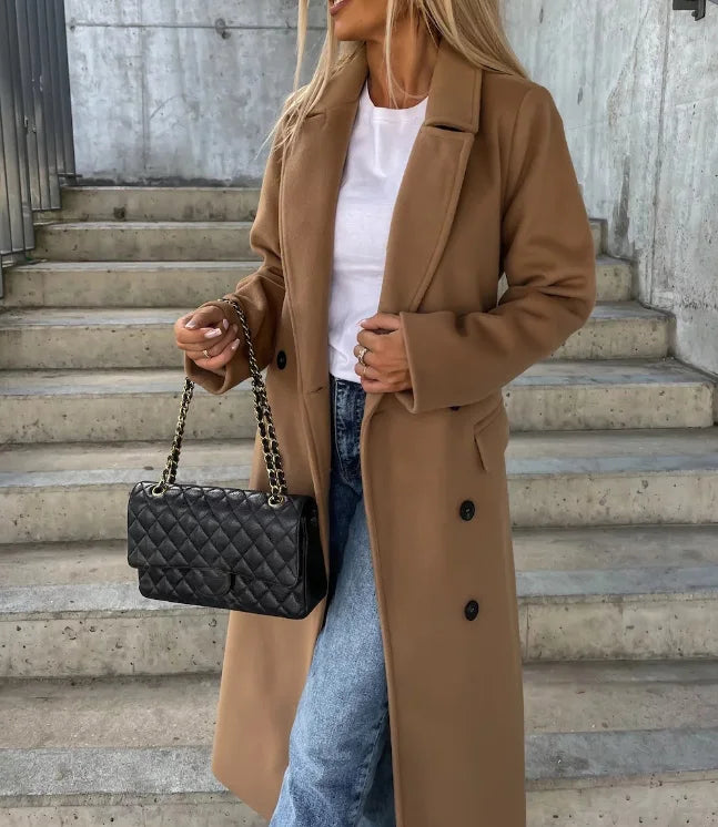 Raffinato cappotto lungo da donna doppiopetto con cintura. Perfetto per l'autunno inverno, caldo e di classe.