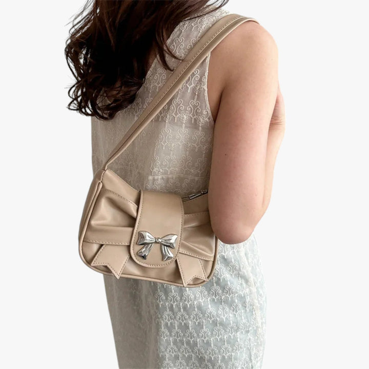 Pochette da donna, abbinata ad outfit professionale, dimostrando versatilità per ogni stile.