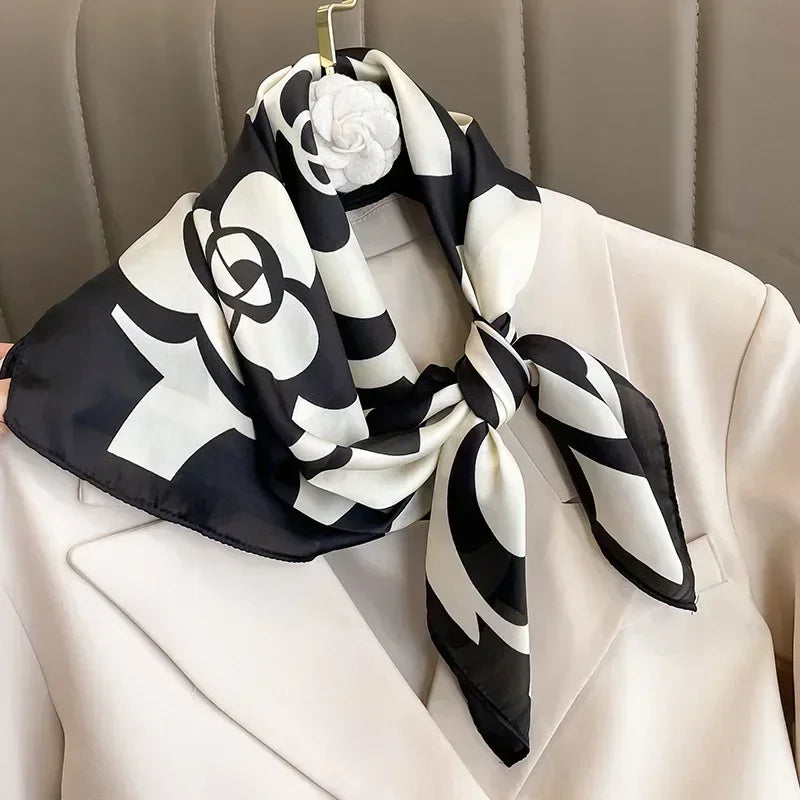 Elegante foulard in raso, stampa raffinata, leggero e versatile per ogni look.