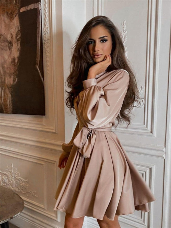 Vestito midi da cerimonia con maniche lunghe, design moderno e dettagli volant. Ideale per uno stile raffinato.