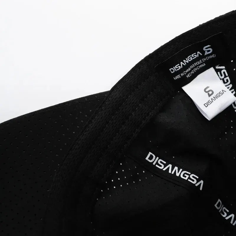 Cappello da corsa uomo tecnico, regolabile e traspirante, per attività outdoor e protezione dai raggi UV.