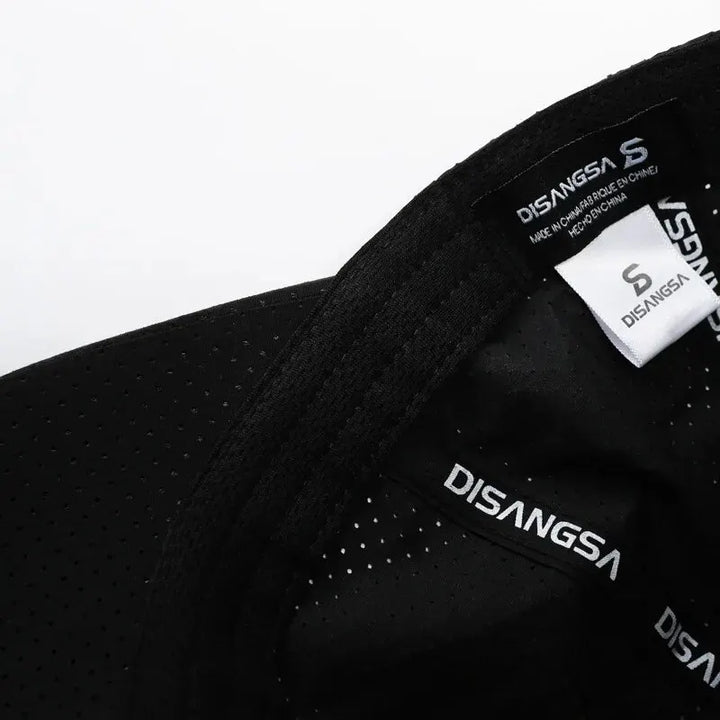 Cappello da corsa uomo tecnico, regolabile e traspirante, per attività outdoor e protezione dai raggi UV.