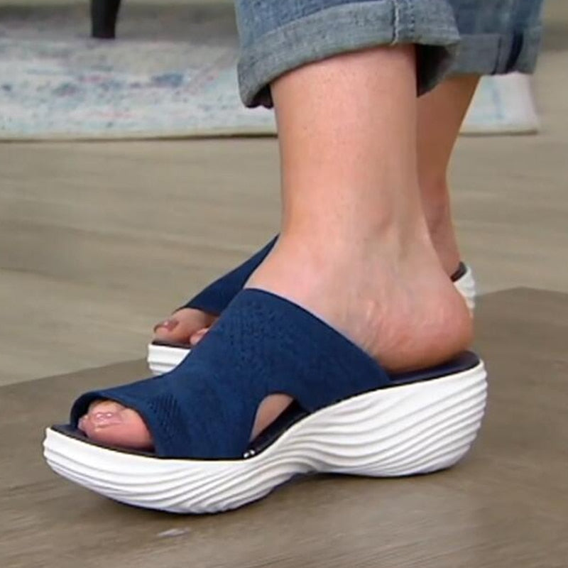 Comodi sandali ortopedici da donna con supporto plantare ergonomico, ideali per benessere quotidiano e passeggio.