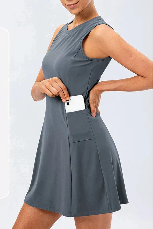 Vestito corto sportivo da donna per tennis, con design senza maniche e shorts integrati pratici.