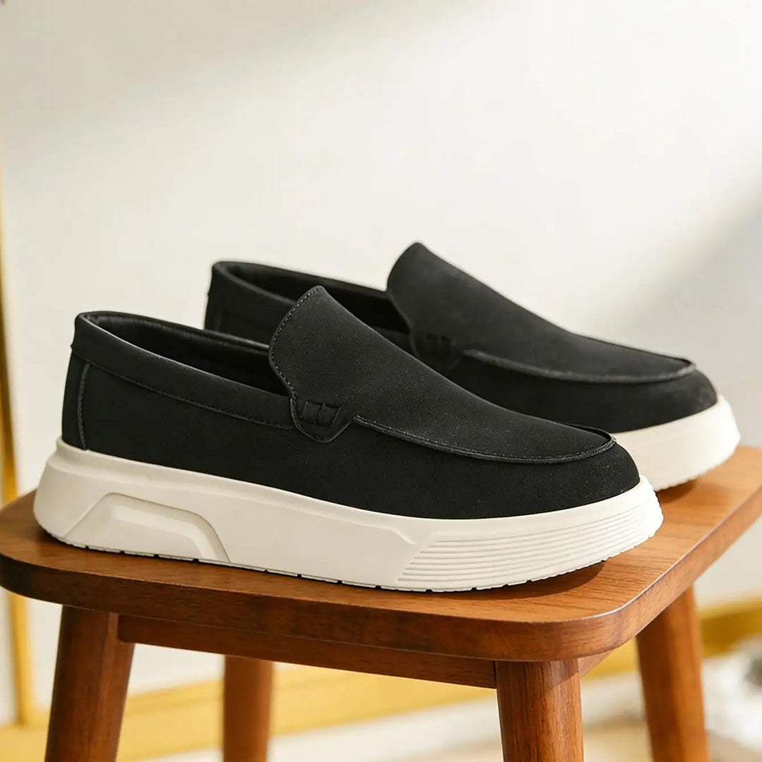 Eleganti mocassini uomo neri slip-on. Calzature ortopediche con suola ammortizzata per massimo comfort quotidiano.
