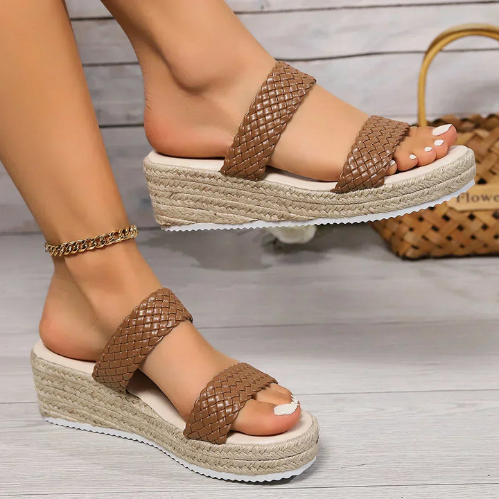 Sandali donna con zeppa, comodi per lunghe passeggiate. Stile elegante, perfetti per l'estate.