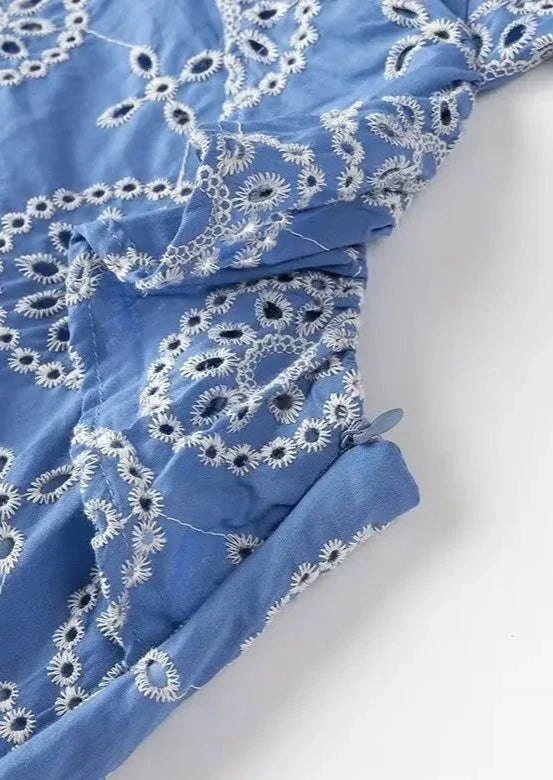 Vestito lungo estivo, schiena scoperta con design incrociato e ricami raffinati.