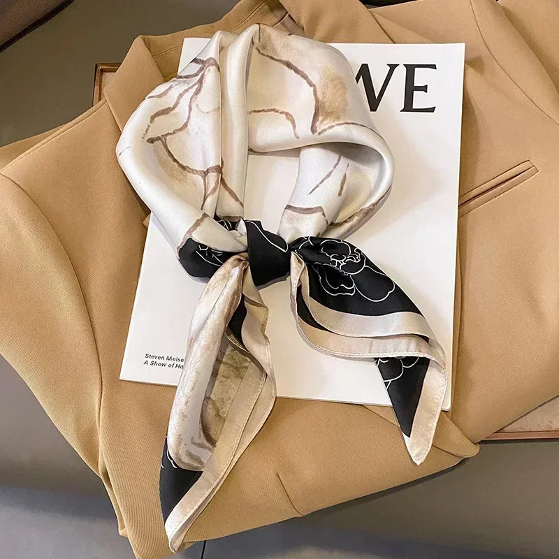 Elegante foulard in raso satinato, design raffinato, perfetto per ogni outfit femminile.