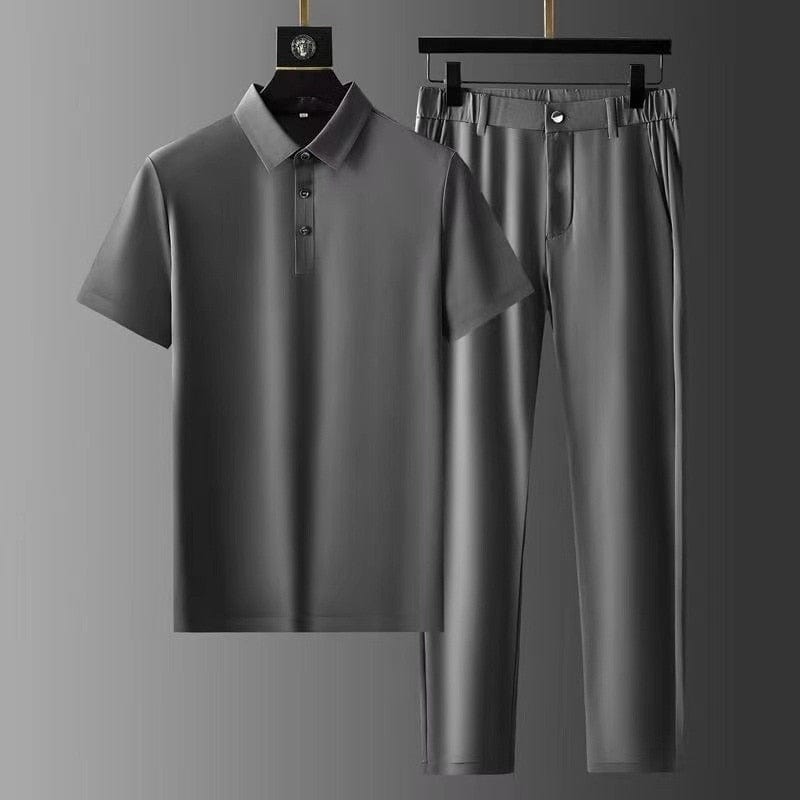 Set due pezzi uomo plissettato per un outfit estivo fresco: camicia e pantaloni ideali per un look casual elegante.
